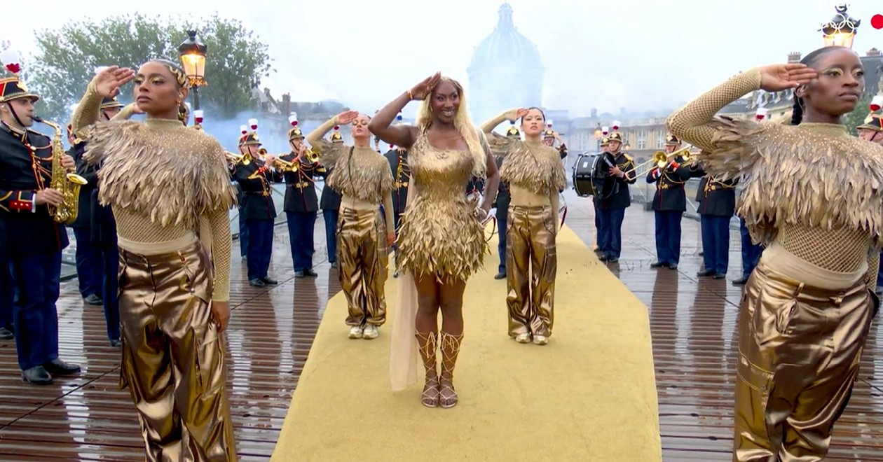 Aya Nakamura, autrice-compositrice, interprète de « Pookie » et « Djadja » avec la garde républicaine aux JO 2024 de Paris